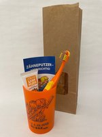 Junior-Zahnpflegebeutel orange mit Zahnbürste Modell K im Papierbeutel