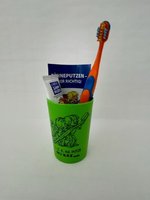 KIGA-Zahnpflegebeutel grün mit Zahnbürste Modell K im Kordelzugbeutel